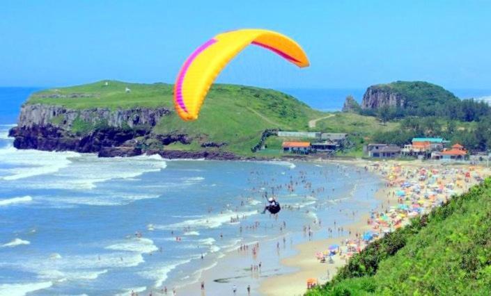 Kitnet S2 Em Torres-Rs - Na Mais Bela Praia Gaucha - Cozinha - Banheiro - Ar Condicionado - Tv Smart 32' - Wi-Fi - Estacionamento - Anfitria Superhost No Bnb Buitenkant foto
