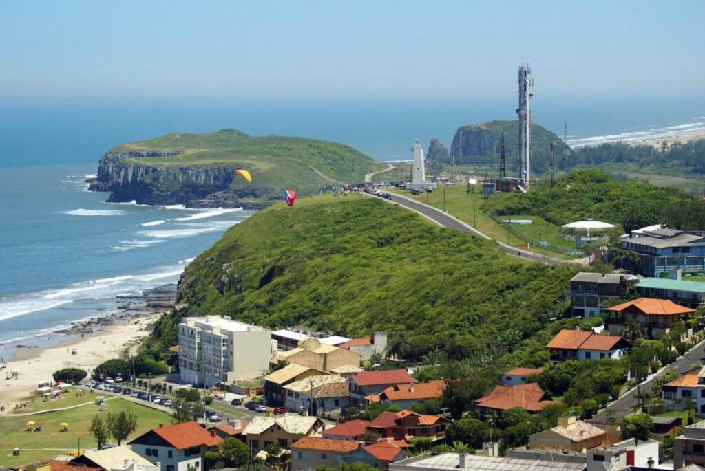 Kitnet S2 Em Torres-Rs - Na Mais Bela Praia Gaucha - Cozinha - Banheiro - Ar Condicionado - Tv Smart 32' - Wi-Fi - Estacionamento - Anfitria Superhost No Bnb Buitenkant foto