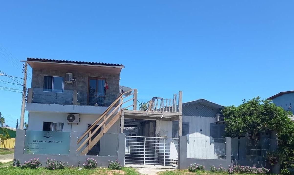 Kitnet S2 Em Torres-Rs - Na Mais Bela Praia Gaucha - Cozinha - Banheiro - Ar Condicionado - Tv Smart 32' - Wi-Fi - Estacionamento - Anfitria Superhost No Bnb Buitenkant foto